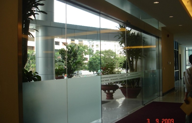 Lắp đặt cửa kính tự động tại trung tâm thương mại Sóc Sơn
